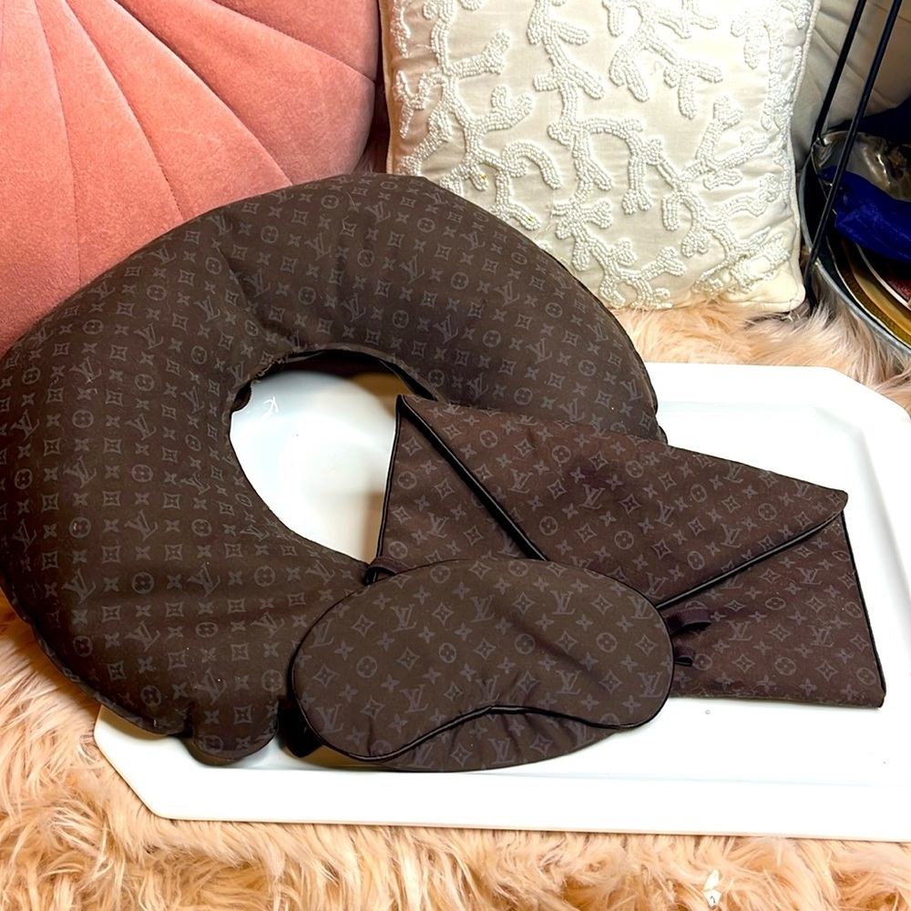 LOUIS VUITTON FLIGHT PILLOW & EYE MASK W/CASE - Picture 1 of 6